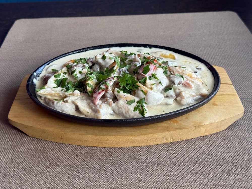Пательня з куркою та грибами на двох