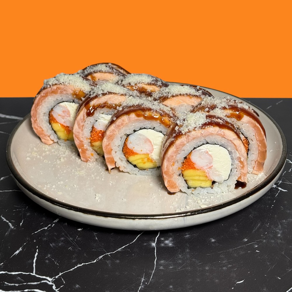 Рол з манго та опаленим лососем 