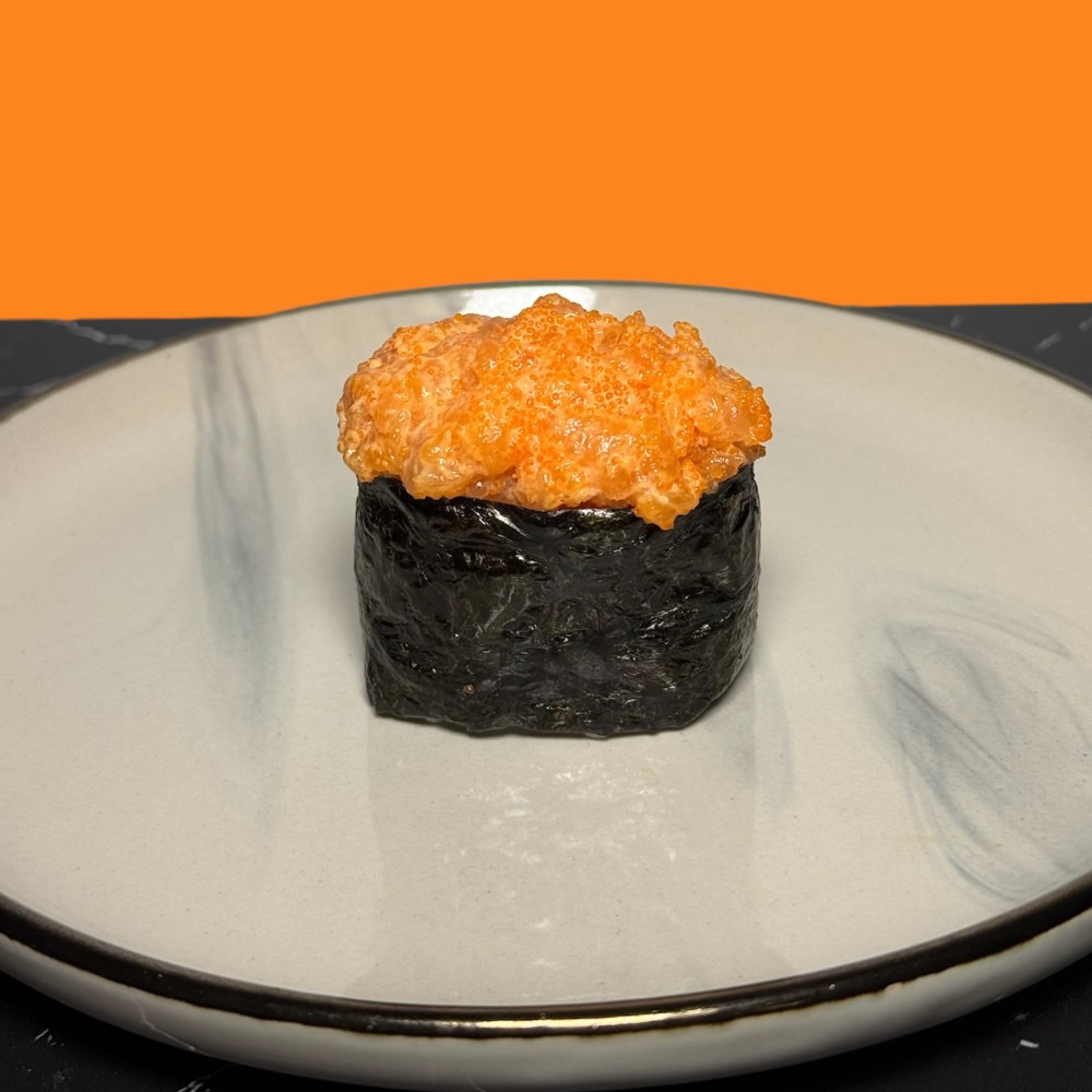 Гункан с лососем 