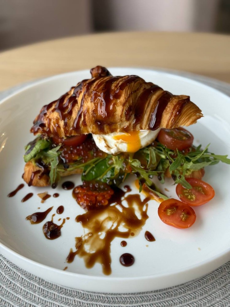 Круасан з яццем пашот та ікрою