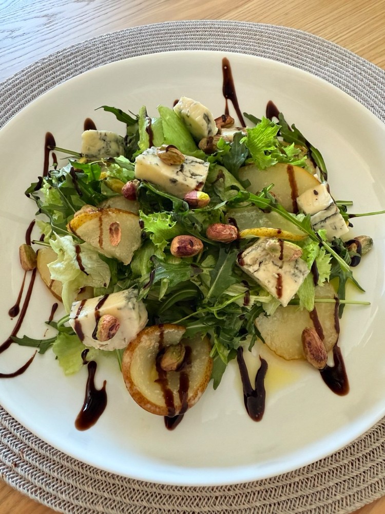 Салат з фісташками та карамелізованою грушою