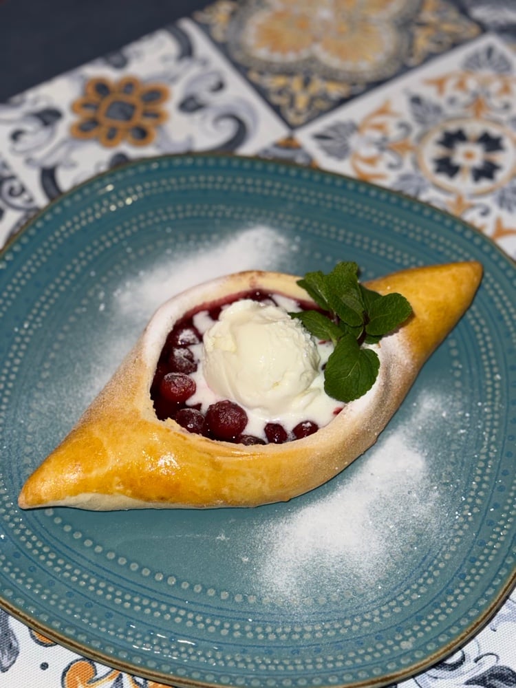 НОВИНКА! Хачапурі з вишнею та морозивом 350г.