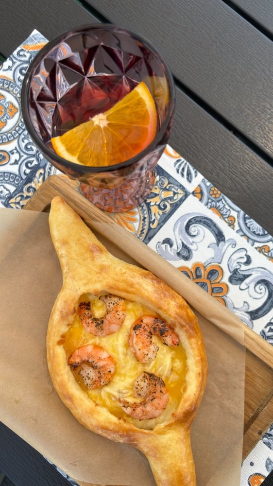 Хачапурі по-Аджарські  з креветкою обсмаженою в самбуці та пармезаном 400г