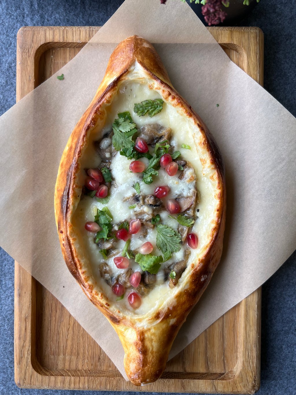 Хачапурі з обсмаженими печерицями, цибулею та гранатом 400г.