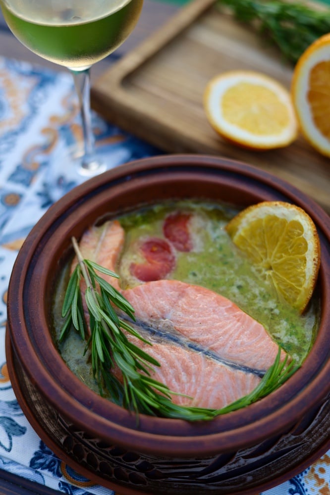 Філе лосося запечене у кеци з соусом шкмерулі (за 100г.)