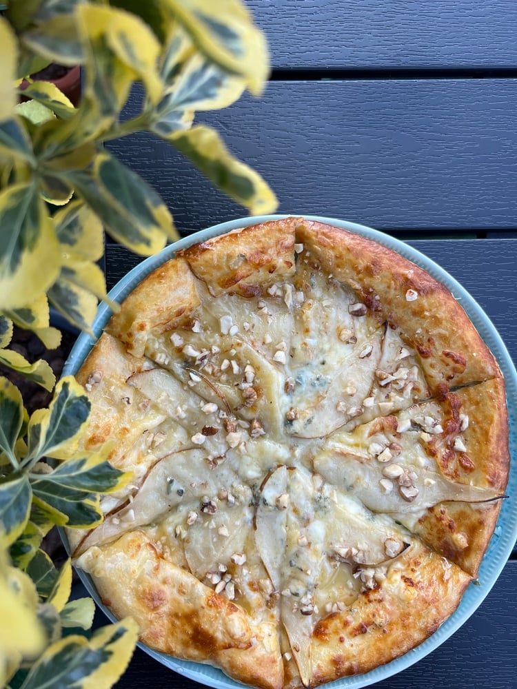 Хачапурідзе по-Мегрельські з сулугуні, домашнім сиром, сир дорблю, сир пармезан, мікс горіхів та медом 450г.