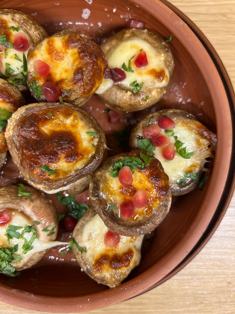 Цілі печериці з сиром сулугуні запечені у кеци 300г.