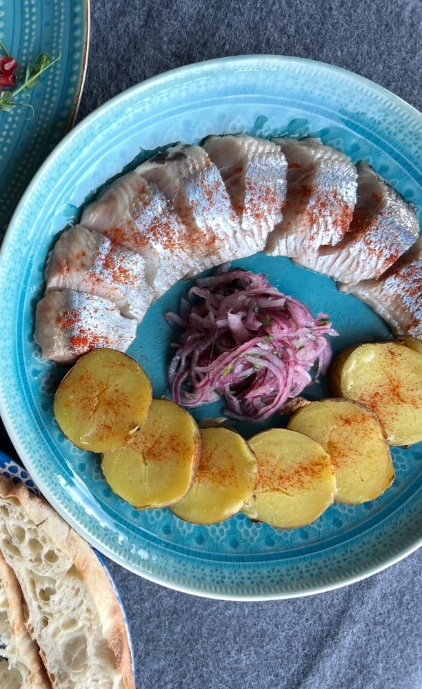 Оселедець з запеченою картоплею та цибулею 300г.