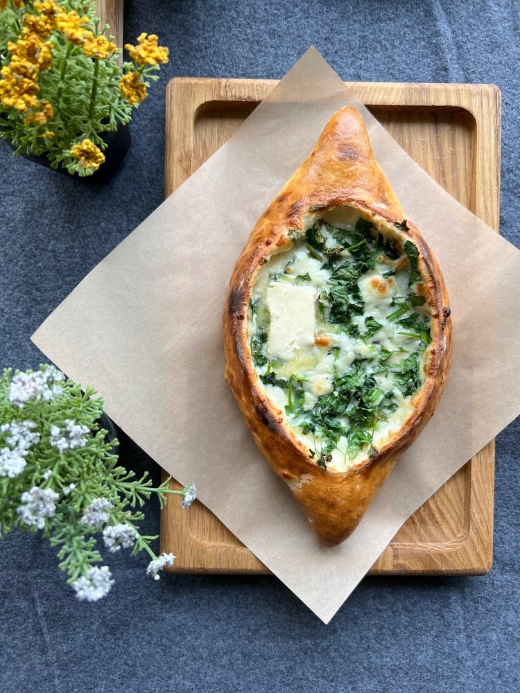 Хачапурі зі шпінатом, зеленью та сиром сулугуні  370г.