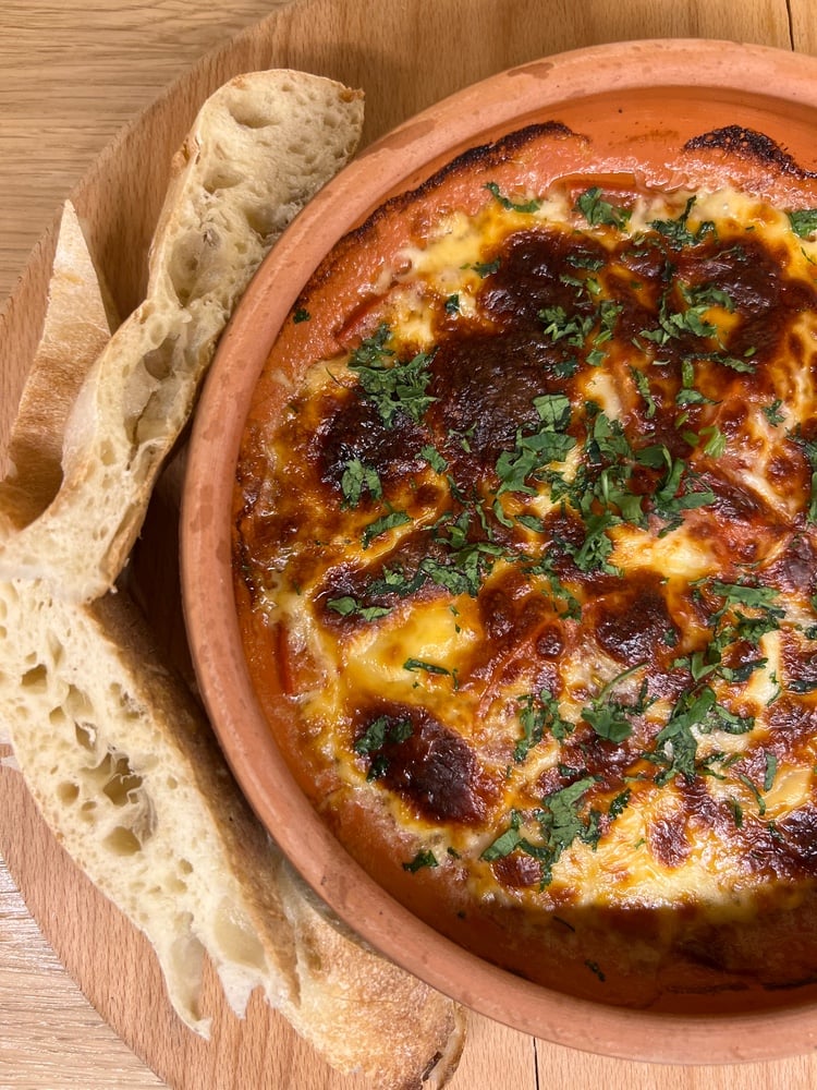 Сир сулугуні запечений у кеци з томатами 280г.(подається з шоті)