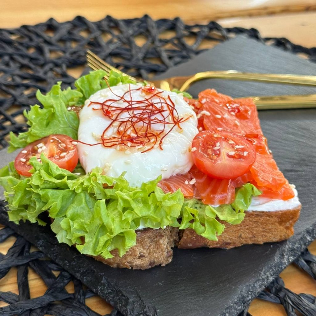 Тост з лососем та яйцем пашот