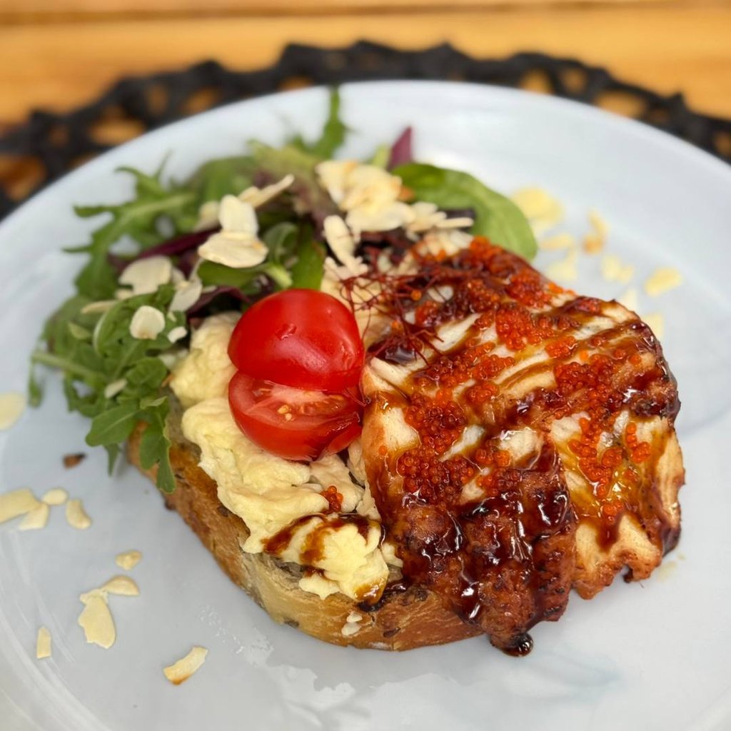 Тост зі скремблом та вугрем