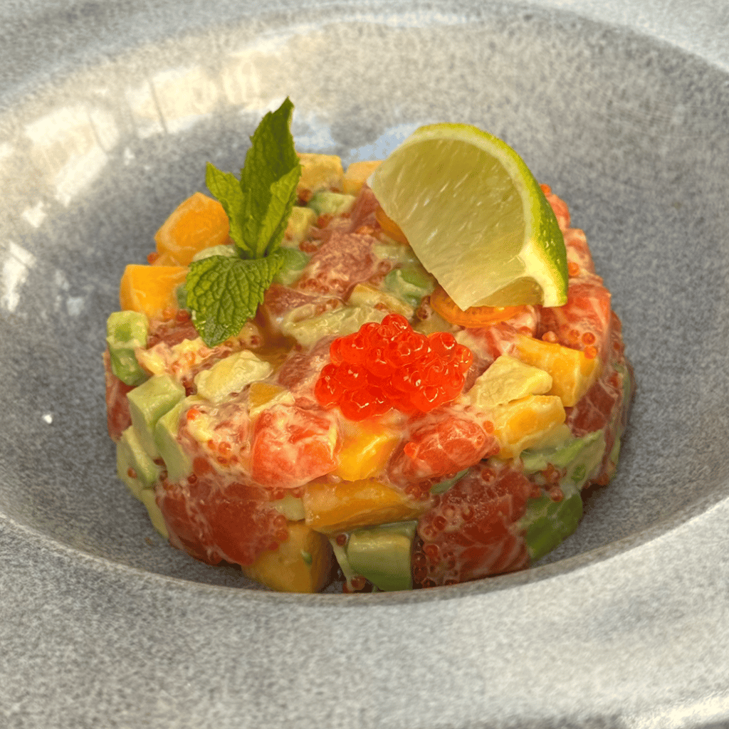 Тар-тар з лососем та манго