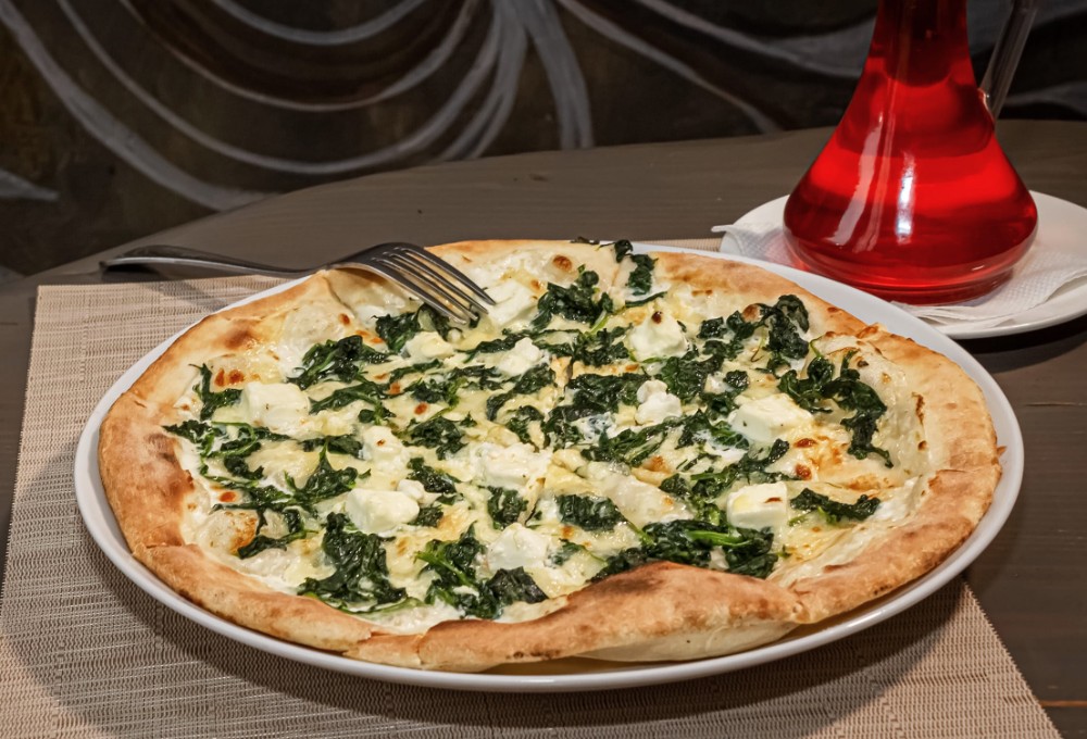 Піца зі шпінатом