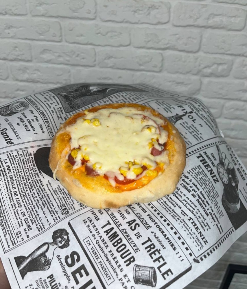 Mini pizza з помідорами та кукурудзою