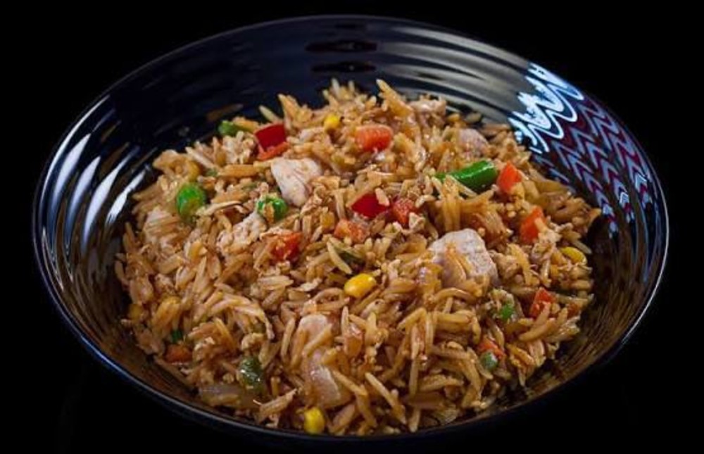 Смажений рис з овочами та лососем