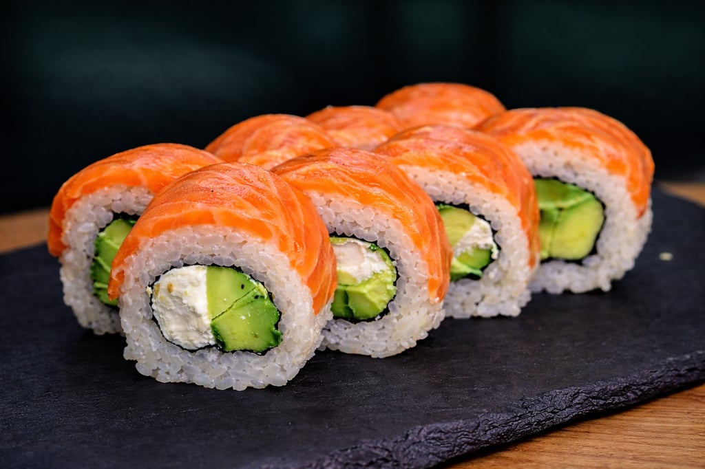 Рол Філадельфія з лососем та авокадо
