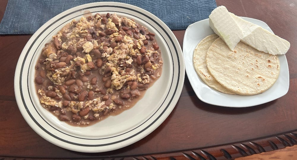 HUEVOS CON FRIJOLES