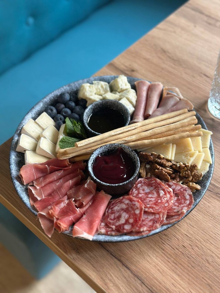 Сирно-мясна тарілка 