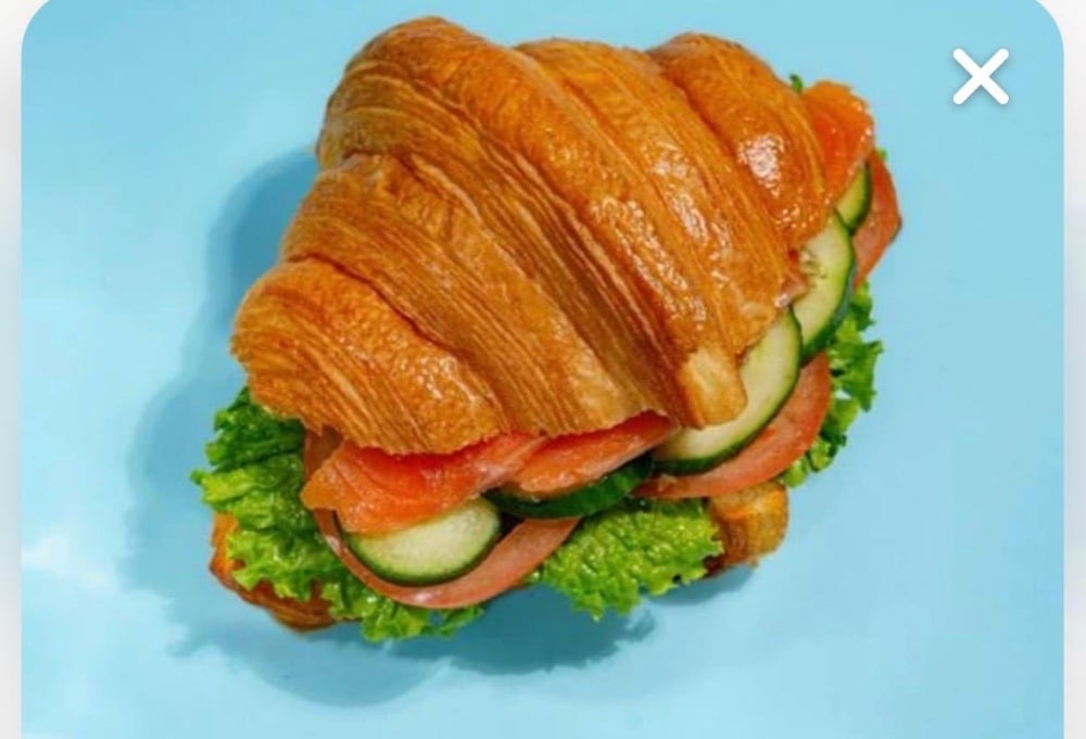 Круассан с семгой