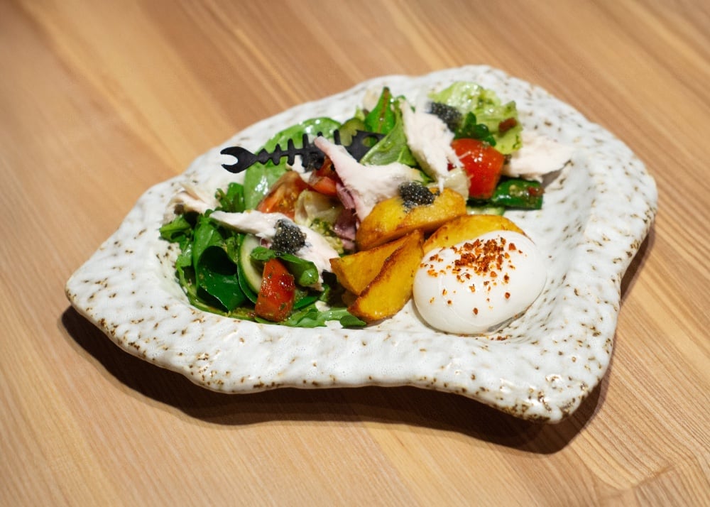Салат з копченим сомом, 235г Glovo
