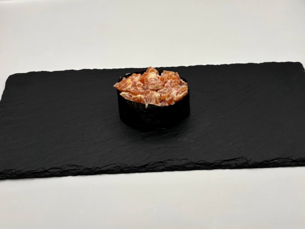 Гункан з лососем