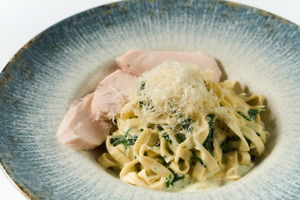 Фетучіні Альфредо з курячою грудинкою та шпинатом