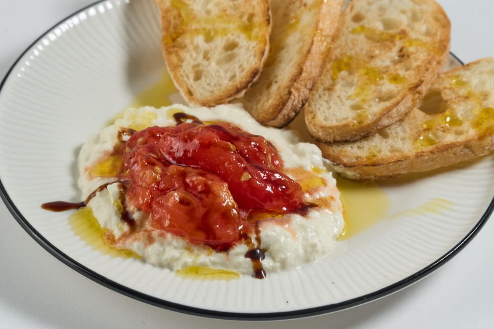 Кростіні томати конфі та страчателла