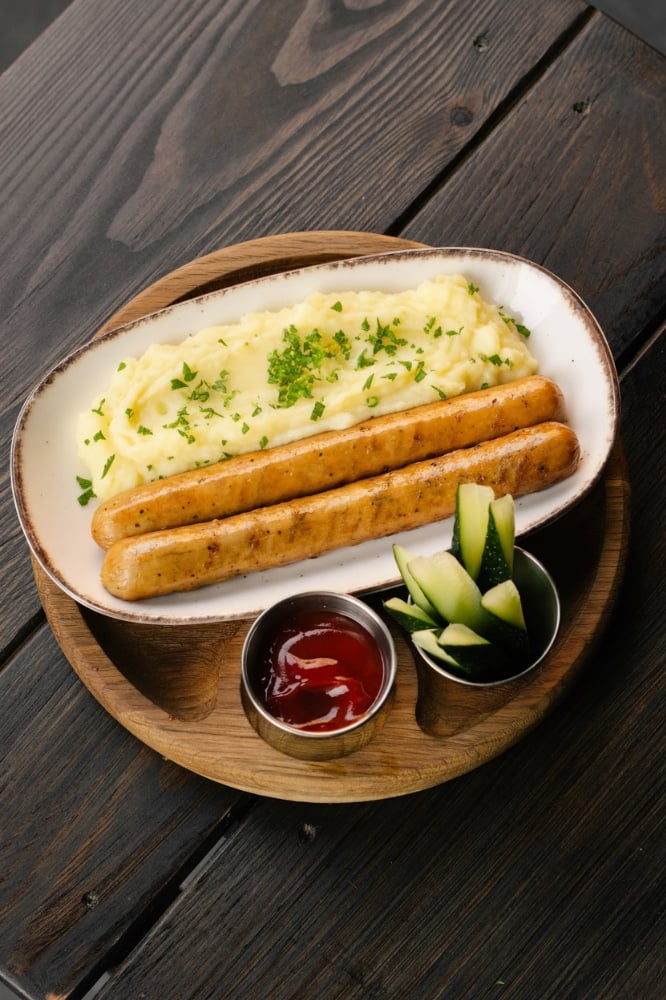 Сосиски курячі на грилі з пюре