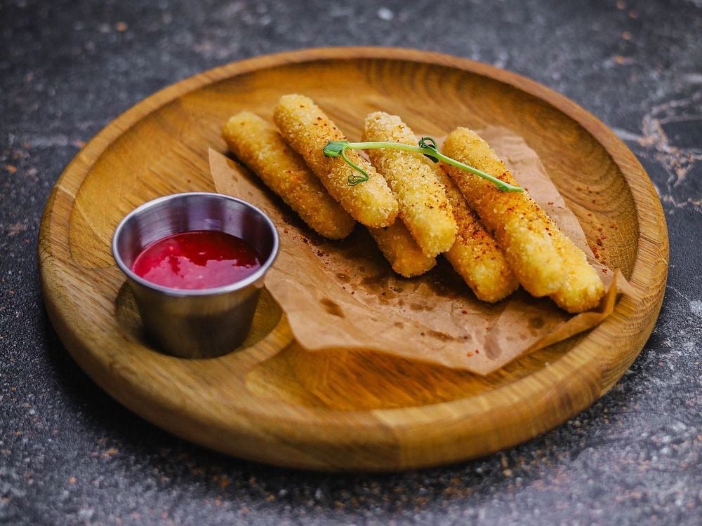 Сирні палички з ягідним соусом