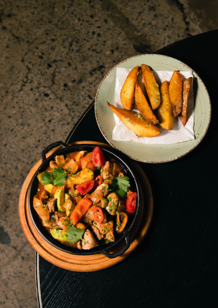 Пательня зі свининою та овочами