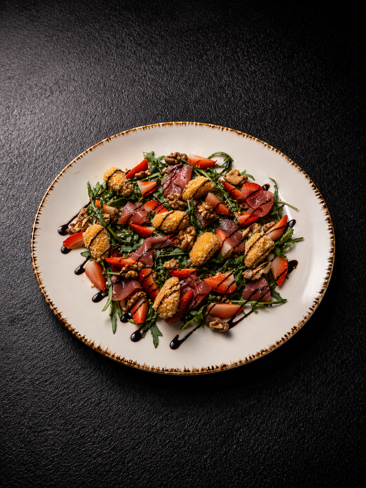 Салат з качиною грудкою та полуницею