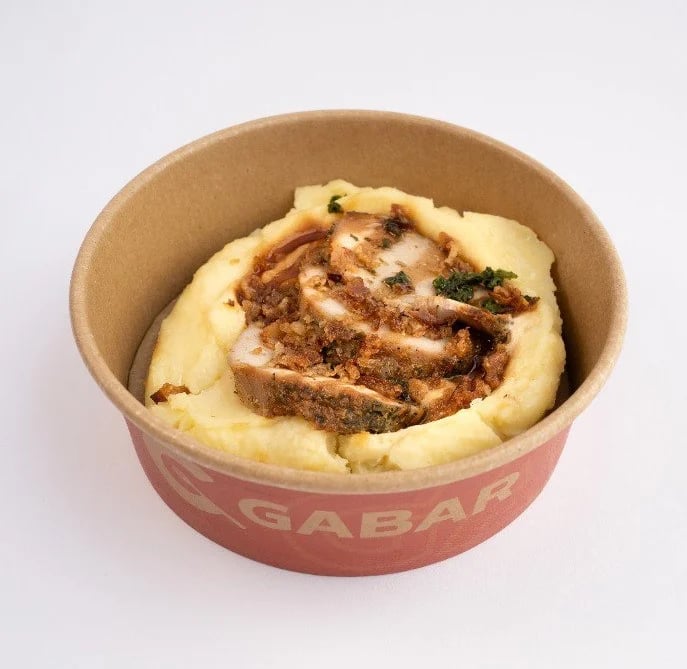 Куряче філе з картопляним пюре та сирним соусом