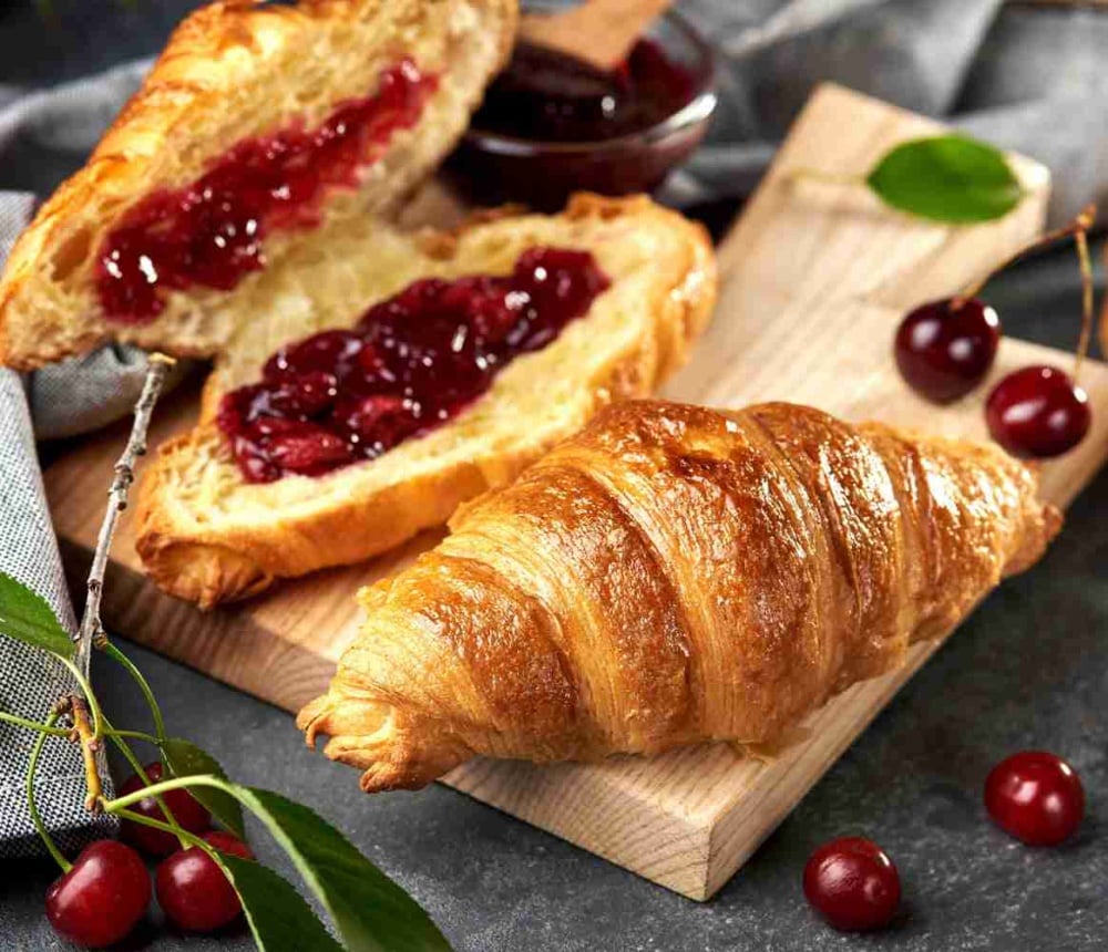 Круасан з вишнею