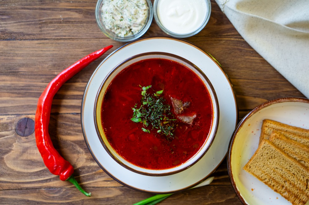 Борщ з яловичиною та сметанкою