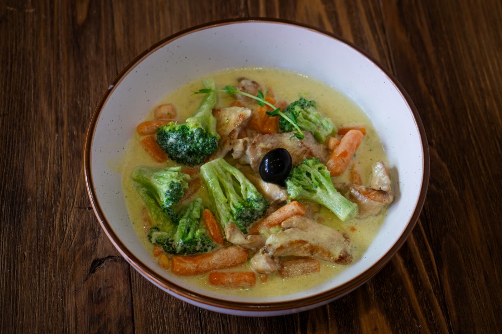 Курка з овочами в вершковому соусі