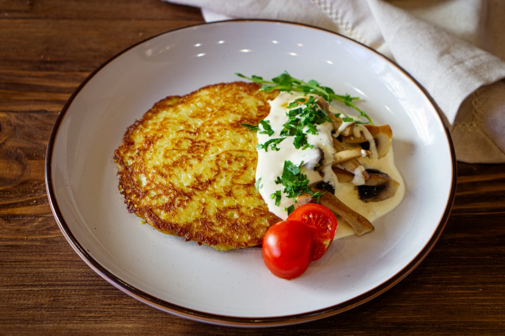 Деруни з моцарелою та фірмовим соусом