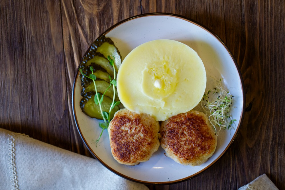 Котлетки курячі з гарніром на вибір 