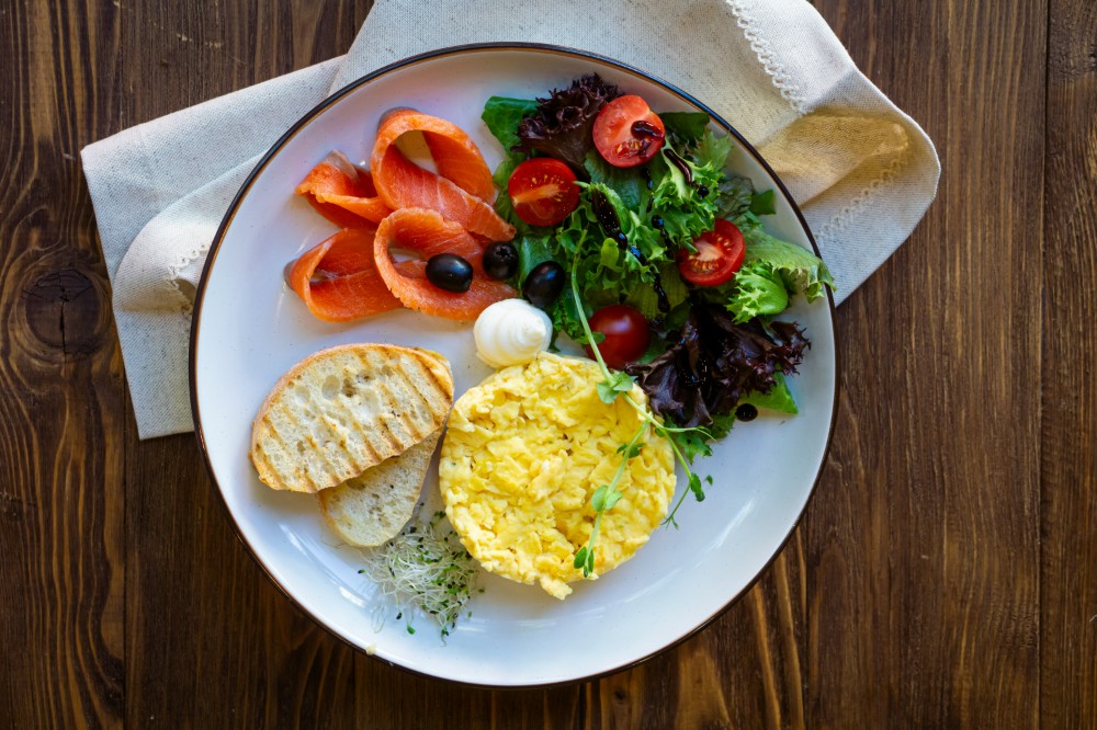 Скрембл з сьомгою 