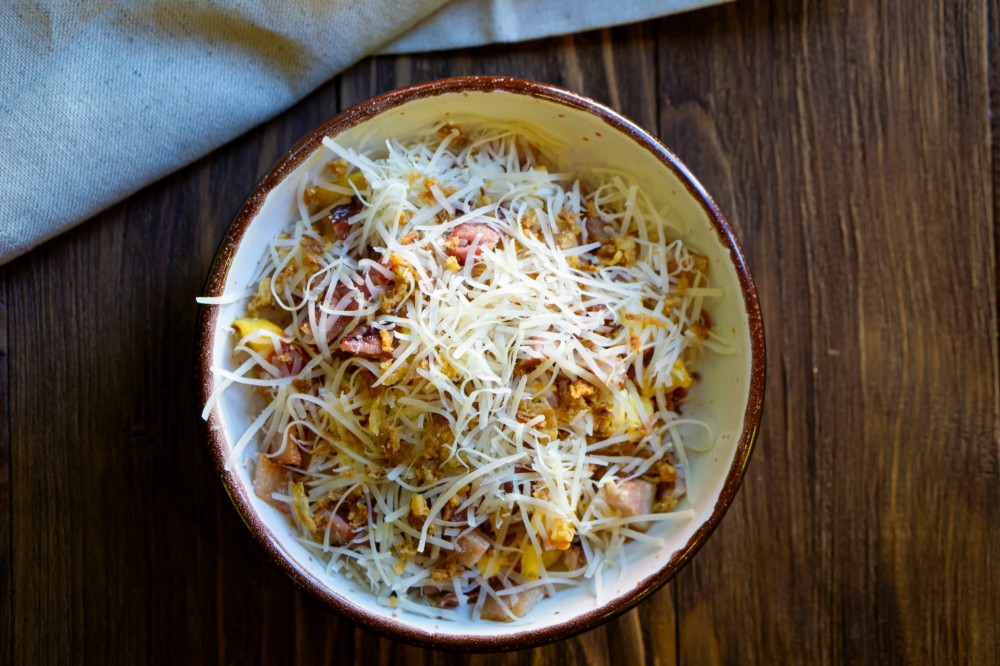 Картопля з куркою, соусами та пармезаном