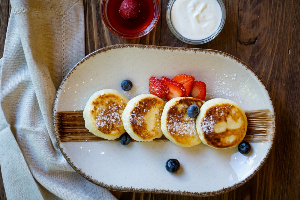 Сирники зі сметаною та джемом