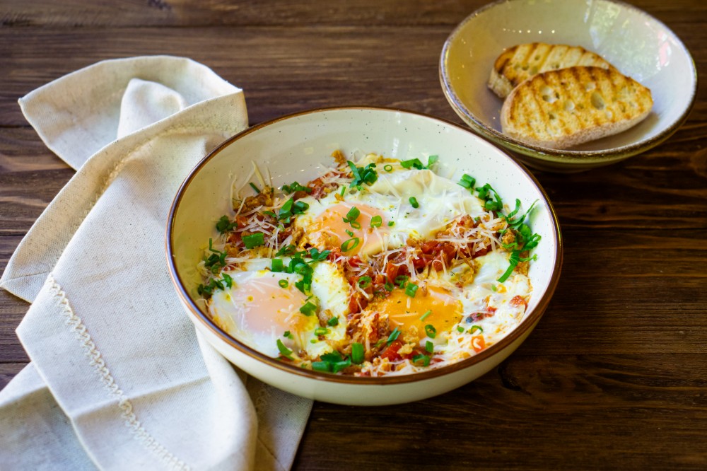 Шакшука з ковбасками та пармезаном