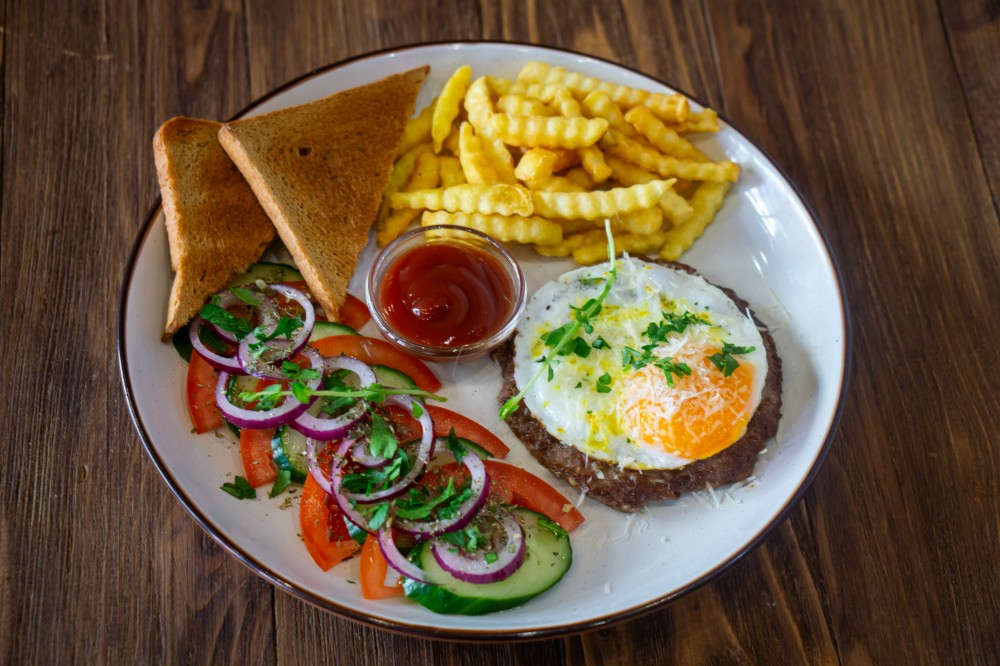 Американський сніданок з біфштексом