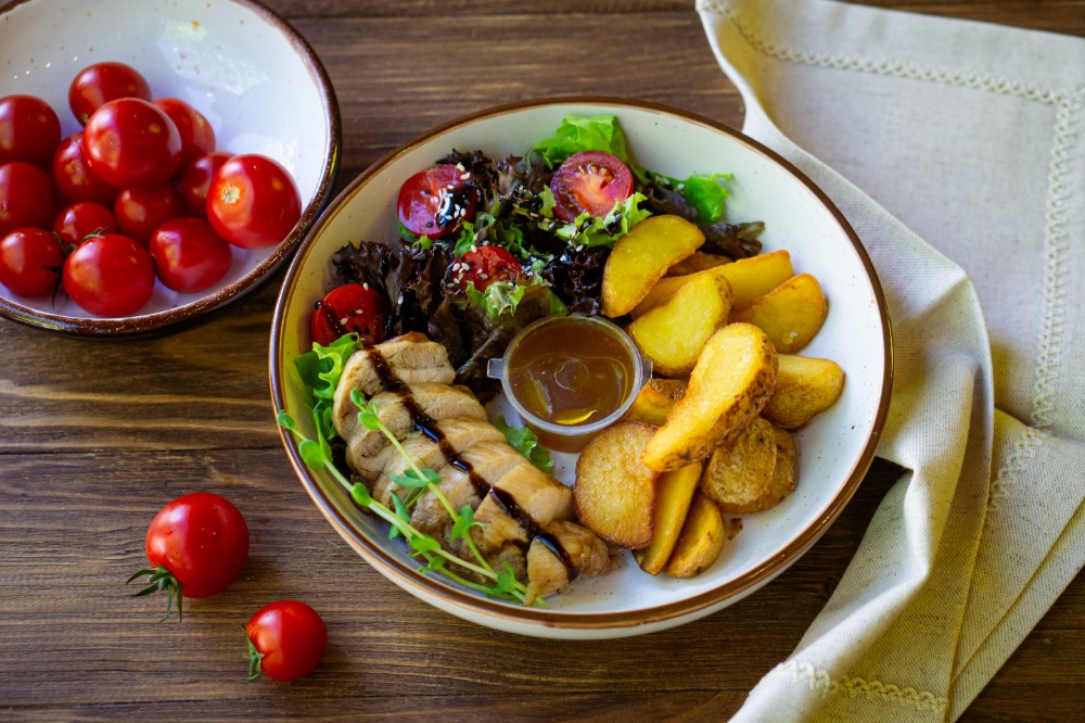 Боул з запеченою куркою та картоплею