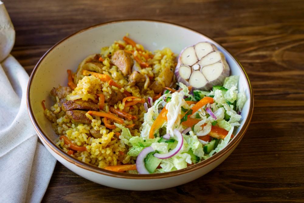 Плов з куркою та салатом