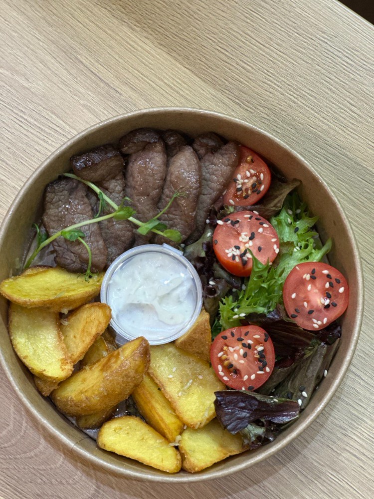 Боул з запеченою телятиною та картоплею