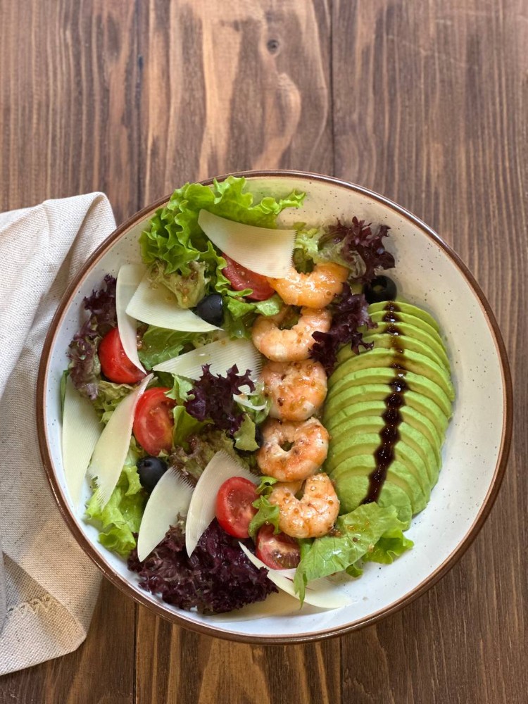 Салат з креветками, авокадо та  цитрусово-медовим соусом