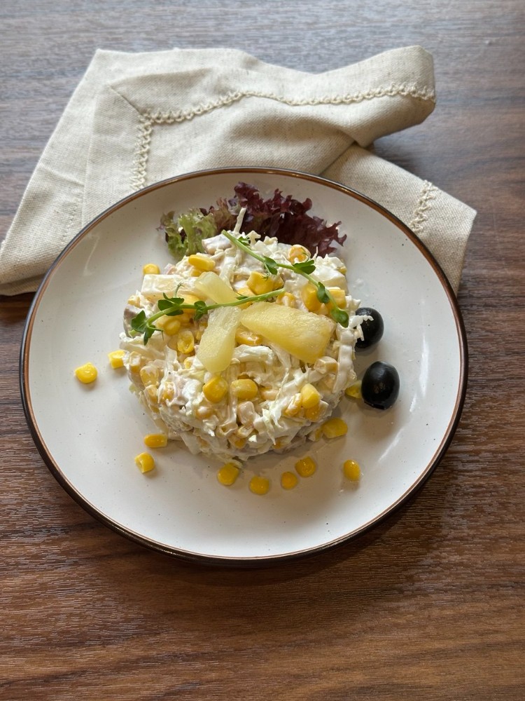 Салат з куркою та ананасом