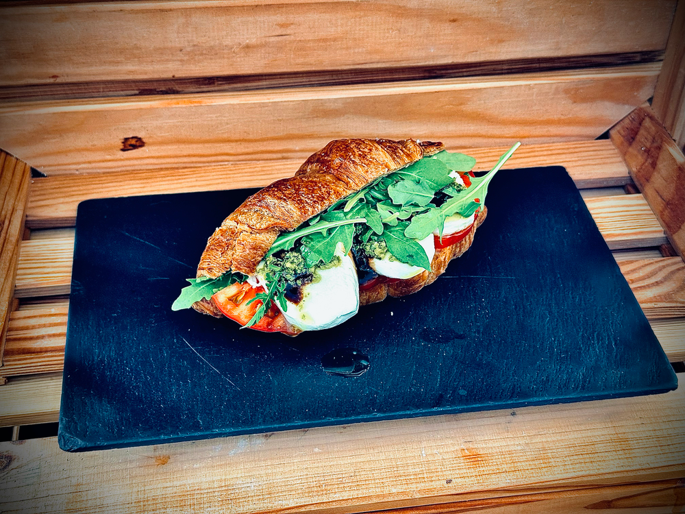 Croissant caprese