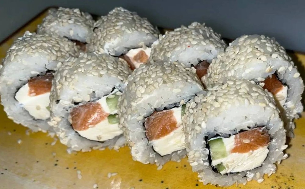 Кунжутний рол з лососем